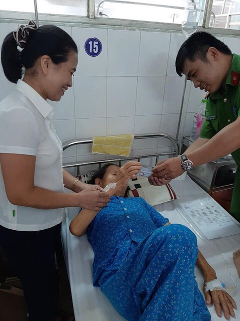 Đà Nẵng: cụ bà mổ cấp cứu được làm CMND ngay trên giường bệnh - Ảnh 2. Đà Nẵng: cụ bà mổ cấp cứu được làm CMND ngay trên giường bệnh - Ảnh 2.