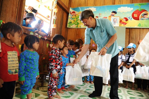 Chủ tịch Nam Trà My đi bộ nhiều giờ đến thăm, tặng quà, giấy khen cho cô trò Tắk Pổ - Ảnh 2. Chủ tịch Nam Trà My đi bộ nhiều giờ đến thăm, tặng quà, giấy khen cho cô trò Tắk Pổ - Ảnh 2.