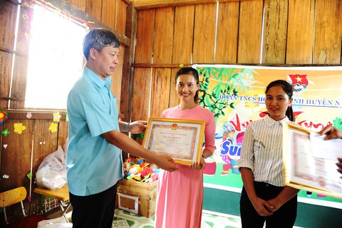 Chủ tịch Nam Trà My đi bộ nhiều giờ đến thăm, tặng quà, giấy khen cho cô trò Tắk Pổ - Ảnh 1. Chủ tịch Nam Trà My đi bộ nhiều giờ đến thăm, tặng quà, giấy khen cho cô trò Tắk Pổ - Ảnh 1.
