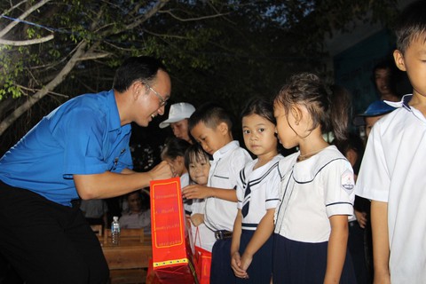 1.000 suất quà Trung thu đến với trẻ em nghèo Phú Yên, Khánh Hòa, Ninh Thuận - Ảnh 3. 1.000 suất quà Trung thu đến với trẻ em nghèo Phú Yên, Khánh Hòa, Ninh Thuận - Ảnh 3.