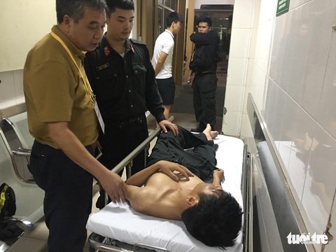 Cảnh sát cơ động nhập viện, nữ nạn nhân trúng pháo sáng là nhà báo - Ảnh 1. Cảnh sát cơ động nhập viện, nữ nạn nhân trúng pháo sáng là nhà báo - Ảnh 1.