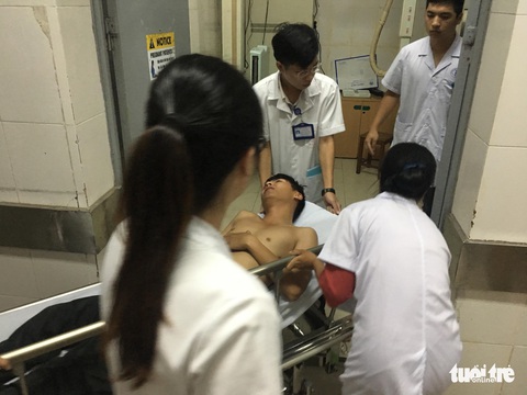 Cảnh sát cơ động nhập viện, nữ nạn nhân trúng pháo sáng là nhà báo - Ảnh 2. Cảnh sát cơ động nhập viện, nữ nạn nhân trúng pháo sáng là nhà báo - Ảnh 2.