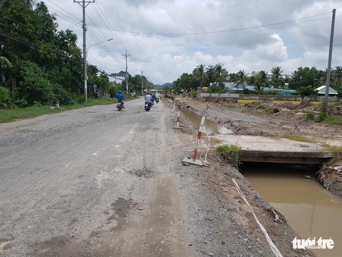 Đường về nóc nhà miền Tây vừa giăng dây, vừa lổn nhổn ổ voi - Ảnh 2. Đường về nóc nhà miền Tây vừa giăng dây, vừa lổn nhổn ổ voi - Ảnh 2.