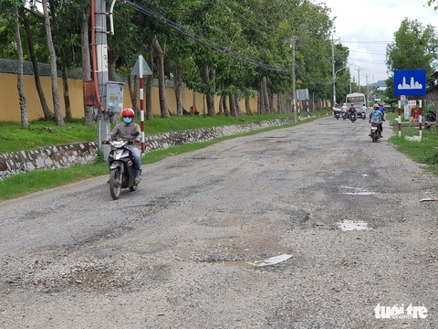 Đường về nóc nhà miền Tây vừa giăng dây, vừa lổn nhổn ổ voi - Ảnh 1. Đường về nóc nhà miền Tây vừa giăng dây, vừa lổn nhổn ổ voi - Ảnh 1.