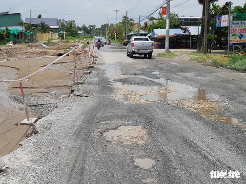 Đường về nóc nhà miền Tây vừa giăng dây, vừa lổn nhổn ổ voi - Ảnh 5. Đường về nóc nhà miền Tây vừa giăng dây, vừa lổn nhổn ổ voi - Ảnh 5.