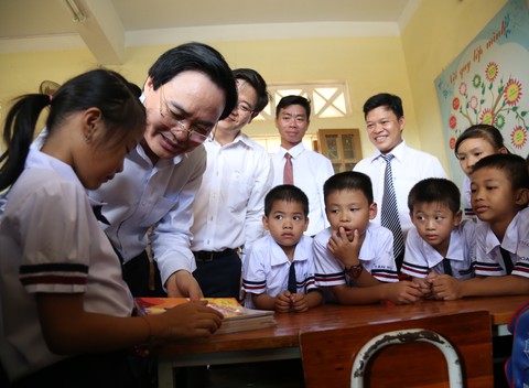 Bộ trưởng GD-ĐT dự khai giảng bù, tặng máy tính cho trường vùng lũ - Ảnh 1. Bộ trưởng GD-ĐT dự khai giảng bù, tặng máy tính cho trường vùng lũ - Ảnh 1.