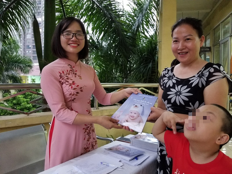 Cô giáo Tri thức trẻ vì giáo dục ra cẩm nang giúp nuôi con mắc hội chứng Down - Ảnh 1. Cô giáo Tri thức trẻ vì giáo dục ra cẩm nang giúp nuôi con mắc hội chứng Down - Ảnh 1.