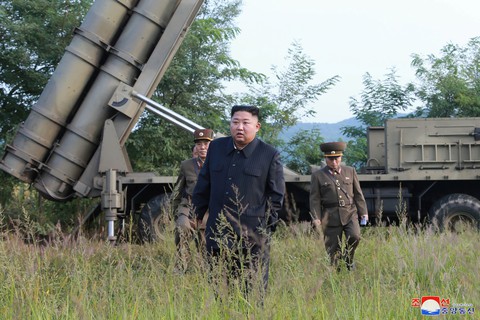 Ông Kim Jong Un cùng em gái xem thử vũ khí kiểu mới - Ảnh 1. Ông Kim Jong Un cùng em gái xem thử vũ khí kiểu mới - Ảnh 1.