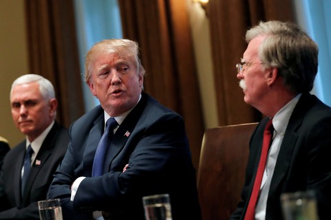 Đuổi xong diều hâu, ông Trump đòi gặp tổng thống Iran ngay trên đất Mỹ - Ảnh 1. Đuổi xong diều hâu, ông Trump đòi gặp tổng thống Iran ngay trên đất Mỹ - Ảnh 1.