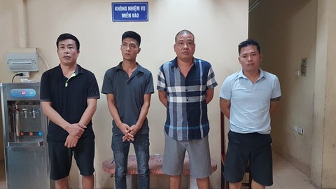 Bắt nhóm cho vay lãi cắt cổ 365%/năm thu giữ nhiều súng - Ảnh 1. Bắt nhóm cho vay lãi cắt cổ 365%/năm thu giữ nhiều súng - Ảnh 1.