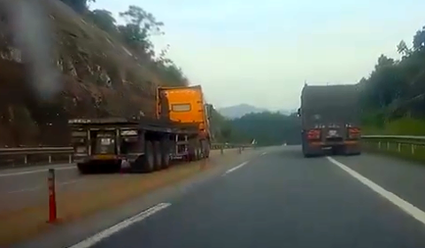 Tước bằng lái 2 tháng với tài xế đầu kéo vượt ẩu, lấn làn trên cao tốc - Ảnh 1. Tước bằng lái 2 tháng với tài xế đầu kéo vượt ẩu, lấn làn trên cao tốc - Ảnh 1.