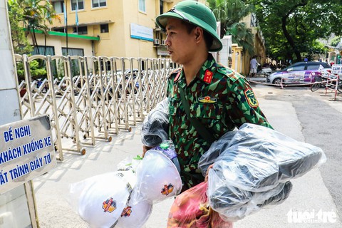 Cận cảnh gấp rút dọn dẹp nhà kho Rạng Đông trước khi tẩy độc - Ảnh 3. Cận cảnh gấp rút dọn dẹp nhà kho Rạng Đông trước khi tẩy độc - Ảnh 3.