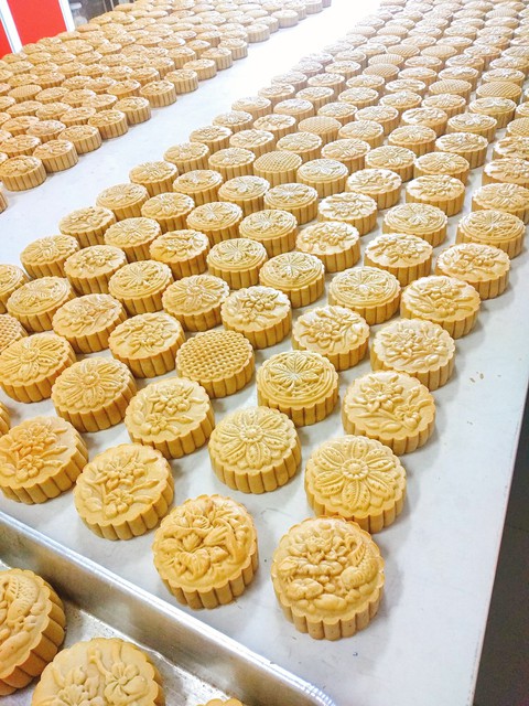 Người trẻ đam mê làm bánh trung thu handmade - Ảnh 2. Người trẻ đam mê làm bánh trung thu handmade - Ảnh 2.