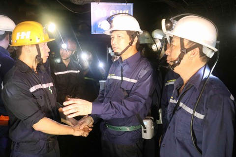 Bộ trưởng xuống hầm lò sâu 140m ‘thăm dò’ thợ mỏ về luật lao động - Ảnh 1. Bộ trưởng xuống hầm lò sâu 140m ‘thăm dò’ thợ mỏ về luật lao động - Ảnh 1.