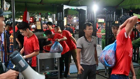 Vụ pháo sáng sân Hàng Đẫy: hôm nay ra án phạt với CLB Hà Nội và Nam Định - Ảnh 1. Vụ pháo sáng sân Hàng Đẫy: hôm nay ra án phạt với CLB Hà Nội và Nam Định - Ảnh 1.