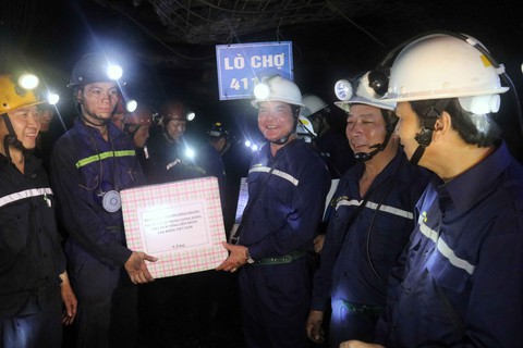 Bộ trưởng xuống hầm lò sâu 140m ‘thăm dò’ thợ mỏ về luật lao động - Ảnh 4. Bộ trưởng xuống hầm lò sâu 140m ‘thăm dò’ thợ mỏ về luật lao động - Ảnh 4.