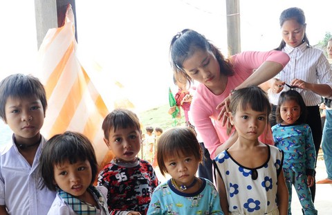 Cô giáo Tắk Pổ: Đi hái rau rừng với cô nào!, học trò đồng thanh: Dạ - Ảnh 1. Cô giáo Tắk Pổ: Đi hái rau rừng với cô nào!, học trò đồng thanh: Dạ - Ảnh 1.