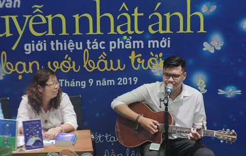 Làm bạn với bầu trời: Cuốn sách thứ 45 của Nguyễn Nhật Ánh ra mắt đúng trung thu - Ảnh 1. Làm bạn với bầu trời: Cuốn sách thứ 45 của Nguyễn Nhật Ánh ra mắt đúng trung thu - Ảnh 1.