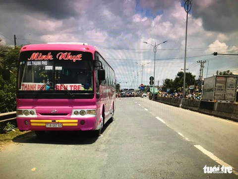 Xe khách va chạm xe máy chở hai mẹ con, mẹ chết, con cấp cứu - Ảnh 2. Xe khách va chạm xe máy chở hai mẹ con, mẹ chết, con cấp cứu - Ảnh 2.