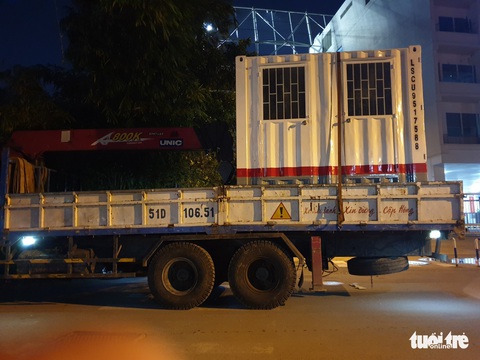 Vướng cây nghiêng, nguyên nhà vệ sinh di động rơi xuống đường - Ảnh 3. Vướng cây nghiêng, nguyên nhà vệ sinh di động rơi xuống đường - Ảnh 3.