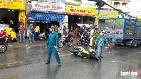 Xe tải nghi mất thắng húc 2 xe máy, 1 người chết - Ảnh 1. Xe tải nghi mất thắng húc 2 xe máy, 1 người chết - Ảnh 1.