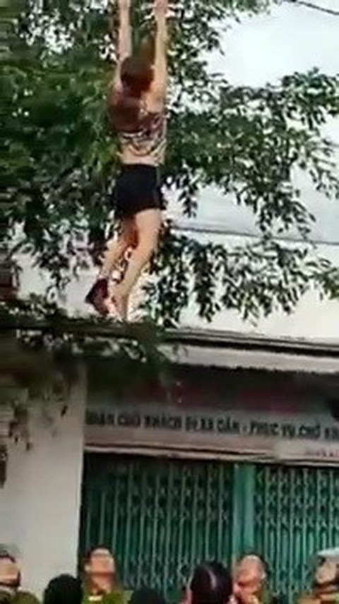 Cứu người phụ nữ nghi ngáo đá làm xiếc trên dây điện - Ảnh 1. Cứu người phụ nữ nghi ngáo đá làm xiếc trên dây điện - Ảnh 1.
