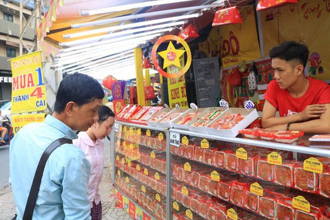 Bánh trung thu mua 1 tặng 4, chiêu cũ rích, năm nào cũng xài - Ảnh 1. Bánh trung thu mua 1 tặng 4, chiêu cũ rích, năm nào cũng xài - Ảnh 1.