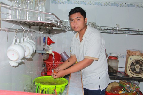 Đắn đo đến trường của Phú mồ côi - Ảnh 2. Đắn đo đến trường của Phú mồ côi - Ảnh 2.