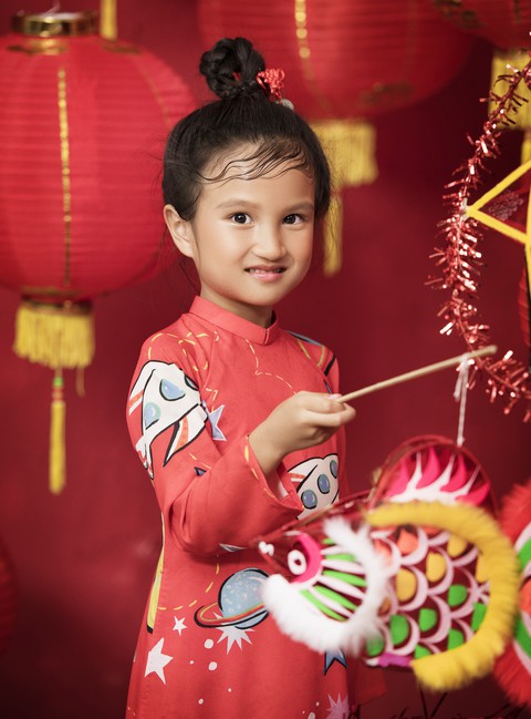 Ngắm bộ sưu tập áo dài nhí Oản tù tì mừng Tết Trung thu - Ảnh 4. Ngắm bộ sưu tập áo dài nhí Oản tù tì mừng Tết Trung thu - Ảnh 4.