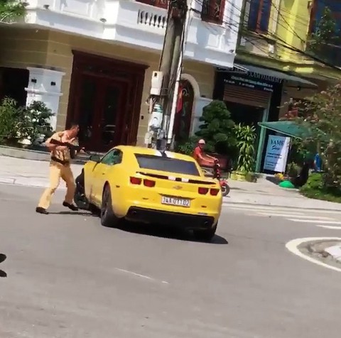 Cảnh sát giao thông dùng súng AK chọc thủng kính ôtô vi phạm cố tình bỏ chạy - Ảnh 2. Cảnh sát giao thông dùng súng AK chọc thủng kính ôtô vi phạm cố tình bỏ chạy - Ảnh 2.