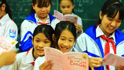 Đem sách giáo dục giới tính này về cha em đánh chết - Ảnh 1. Đem sách giáo dục giới tính này về cha em đánh chết - Ảnh 1.