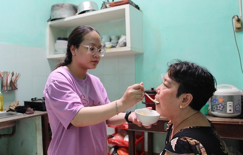 Đôi mắt của mẹ, giảng đường cho con - Ảnh 1. Đôi mắt của mẹ, giảng đường cho con - Ảnh 1.