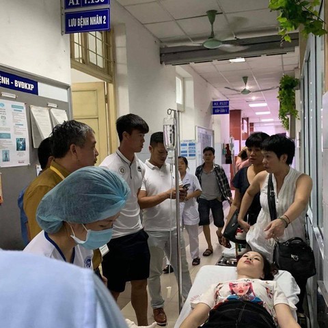 Pháo sáng làm bay cả mảng đùi cổ động viên - Ảnh 1. Pháo sáng làm bay cả mảng đùi cổ động viên - Ảnh 1.