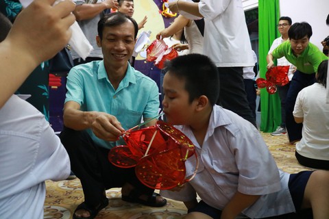 Các em nhỏ khiếm thị và đêm Trung thu đáng nhớ - Ảnh 2. Các em nhỏ khiếm thị và đêm Trung thu đáng nhớ - Ảnh 2.