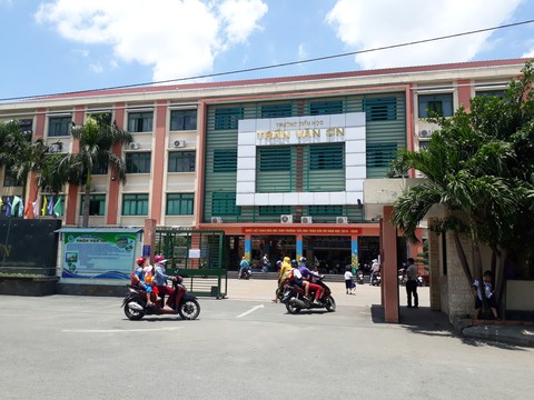 Cả ngàn học sinh ở TP.HCM đeo phù hiệu không tên, chỉ có số - Ảnh 2. Cả ngàn học sinh ở TP.HCM đeo phù hiệu không tên, chỉ có số - Ảnh 2.