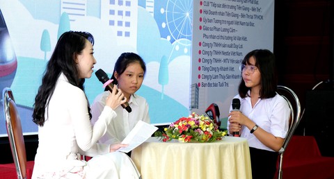 Những cuộc tiếp sức xúc động bất ngờ cùng Tiếp sức đến trường - Ảnh 2. Những cuộc tiếp sức xúc động bất ngờ cùng Tiếp sức đến trường - Ảnh 2.