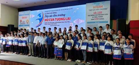 Những cuộc tiếp sức xúc động bất ngờ cùng Tiếp sức đến trường - Ảnh 1. Những cuộc tiếp sức xúc động bất ngờ cùng Tiếp sức đến trường - Ảnh 1.