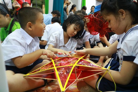 Các em nhỏ khiếm thị và đêm Trung thu đáng nhớ - Ảnh 3. Các em nhỏ khiếm thị và đêm Trung thu đáng nhớ - Ảnh 3.