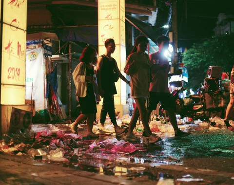 Chơi Trung thu phố Hàng Mã, mắt ngắm trăng sao tay xả rác - Ảnh 2. Chơi Trung thu phố Hàng Mã, mắt ngắm trăng sao tay xả rác - Ảnh 2.
