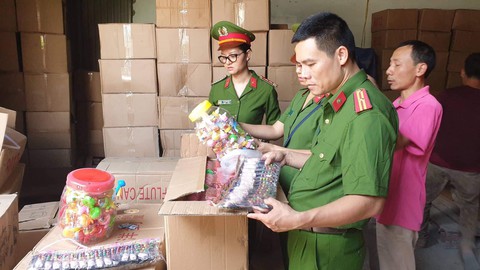 50 tấn bánh kẹo, đồ chơi Trung thu nhãn mác Trung Quốc ghi chữ Thái Lan - Ảnh 1. 50 tấn bánh kẹo, đồ chơi Trung thu nhãn mác Trung Quốc ghi chữ Thái Lan - Ảnh 1.
