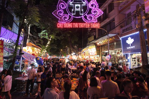 Chơi Trung thu phố Hàng Mã, mắt ngắm trăng sao tay xả rác - Ảnh 1. Chơi Trung thu phố Hàng Mã, mắt ngắm trăng sao tay xả rác - Ảnh 1.