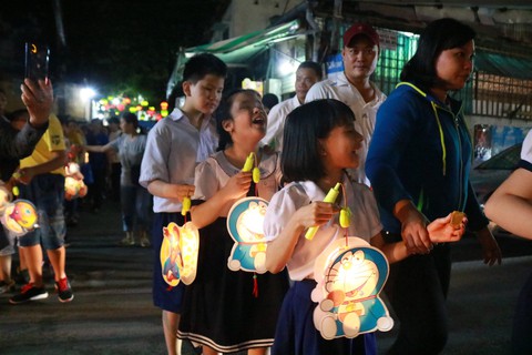Các em nhỏ khiếm thị và đêm Trung thu đáng nhớ - Ảnh 1. Các em nhỏ khiếm thị và đêm Trung thu đáng nhớ - Ảnh 1.