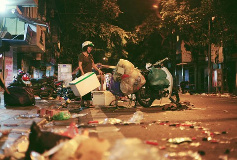 Chơi Trung thu phố Hàng Mã, mắt ngắm trăng sao tay xả rác - Ảnh 9. Chơi Trung thu phố Hàng Mã, mắt ngắm trăng sao tay xả rác - Ảnh 9.