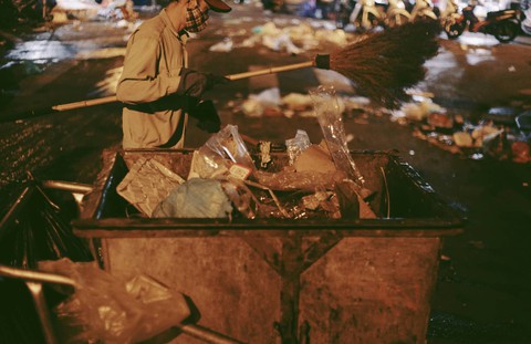 Chơi Trung thu phố Hàng Mã, mắt ngắm trăng sao tay xả rác - Ảnh 7. Chơi Trung thu phố Hàng Mã, mắt ngắm trăng sao tay xả rác - Ảnh 7.