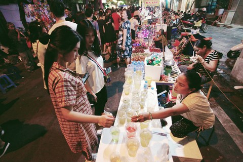 Chơi Trung thu phố Hàng Mã, mắt ngắm trăng sao tay xả rác - Ảnh 6. Chơi Trung thu phố Hàng Mã, mắt ngắm trăng sao tay xả rác - Ảnh 6.