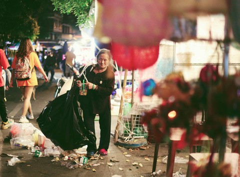 Chơi Trung thu phố Hàng Mã, mắt ngắm trăng sao tay xả rác - Ảnh 4. Chơi Trung thu phố Hàng Mã, mắt ngắm trăng sao tay xả rác - Ảnh 4.