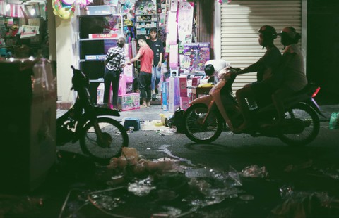 Chơi Trung thu phố Hàng Mã, mắt ngắm trăng sao tay xả rác - Ảnh 8. Chơi Trung thu phố Hàng Mã, mắt ngắm trăng sao tay xả rác - Ảnh 8.