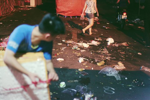 Chơi Trung thu phố Hàng Mã, mắt ngắm trăng sao tay xả rác - Ảnh 5. Chơi Trung thu phố Hàng Mã, mắt ngắm trăng sao tay xả rác - Ảnh 5.