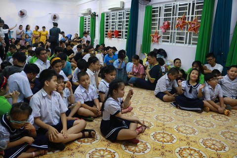Các em nhỏ khiếm thị và đêm Trung thu đáng nhớ - Ảnh 7. Các em nhỏ khiếm thị và đêm Trung thu đáng nhớ - Ảnh 7.