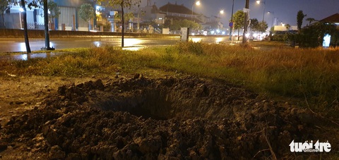Lén lút chôn heo giữa đêm, bị người dân phản ứng nên bỏ chạy - Ảnh 3. Lén lút chôn heo giữa đêm, bị người dân phản ứng nên bỏ chạy - Ảnh 3.
